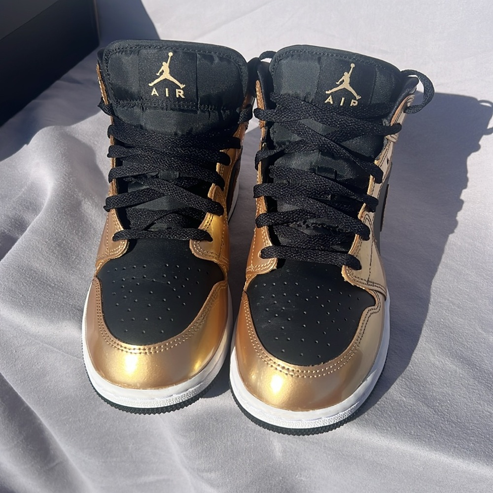 Like New Nike Air Jordan 1 Mid SE (GS) Size 7 Black & Gold Retro Shoes - Picture 4 of 10